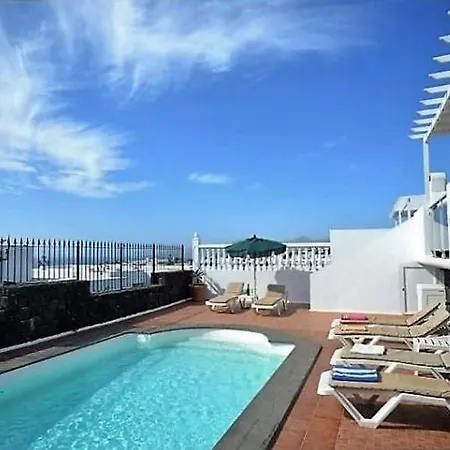 In Puerto Del Carmen Sleeps 6 Includes Swimming Pool Air Con And Wifi * Puerto del Carmen