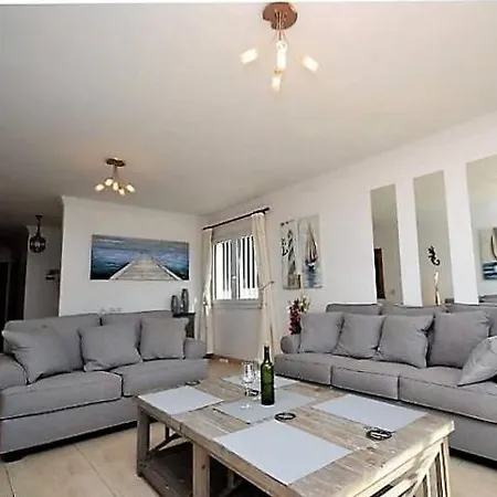 In Puerto Del Carmen Sleeps 6 Includes Swimming Pool Air Con And Wifi Villa *